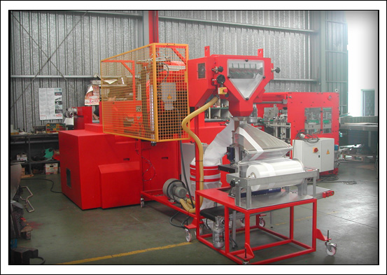Puzzle Die Cutter: Lateral view of the machine with the chop-up device and the automatic bagging system